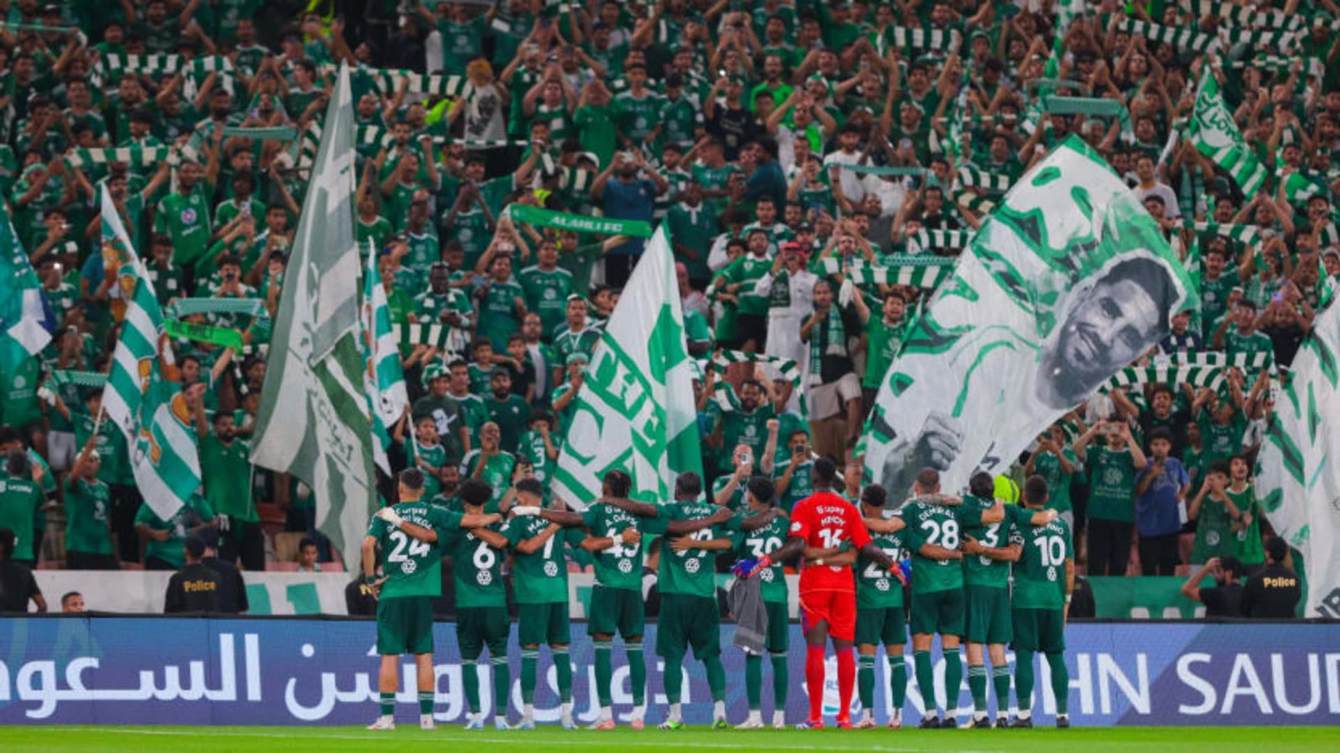 لاعبو الأهلي يقفون أمام جماهير النادي في المدرج