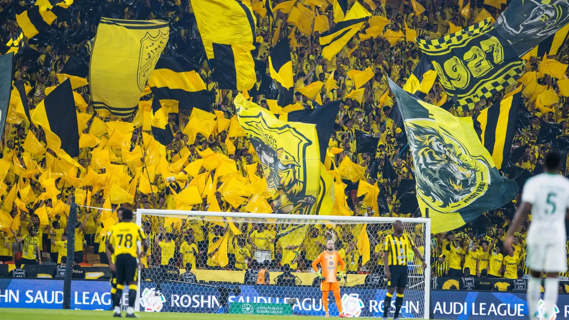 جماهير الاتحاد ترفع الأعلام الصفراء والسوداء خلف المرمى